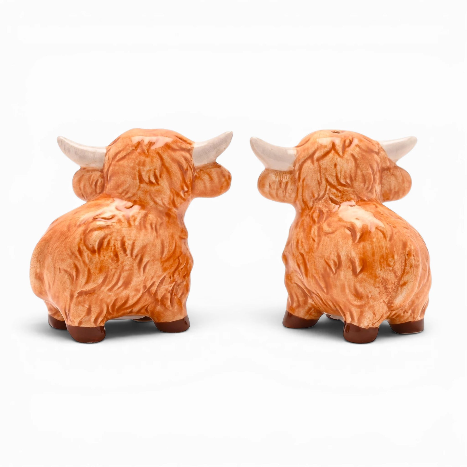Highland cow salt and pepper shakers from behind, orange-brown ceramic pair